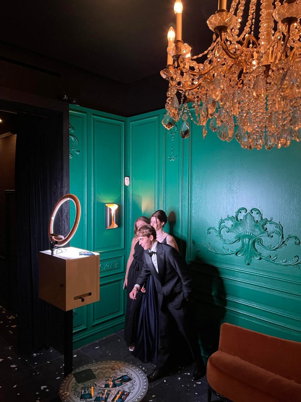 Un couple devant la DéfiPix Mini dans un salon