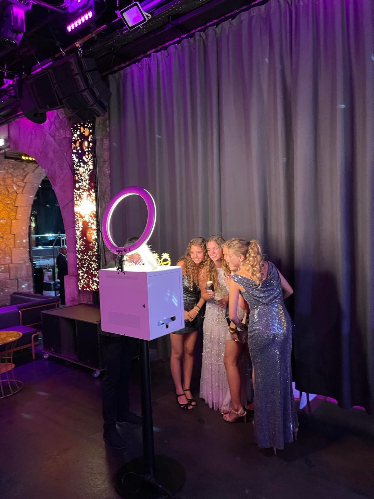 Un groupe d'amies qui pose devant la DéfiPix Mini