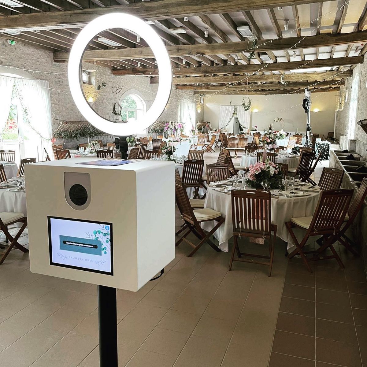 La borne DéfiPix Mini installée dans une salle de mariage